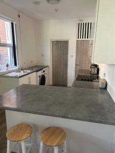 Dapur atau dapur kecil di Spotless Ground Floor Apartment