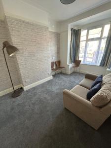 Ruang duduk di Spotless Ground Floor Apartment