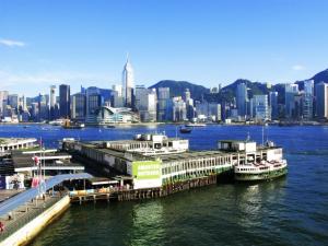 una città con barche ormeggiate in un molo in acqua di Germany Hostel Block D a Hong Kong