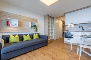 Una sala de estar con un sofá y una cocina. en Remointze B 031 - CENTER studio 4 pers, en Veysonnaz