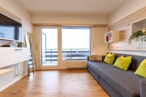 Una sala de estar con un sofá y una ventana grande. en Remointze B 031 - CENTER studio 4 pers, en Veysonnaz