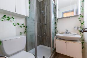 un baño con ducha y lavabo en Remointze B 031 - CENTER studio 4 pers, en Veysonnaz