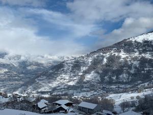 una montaña cubierta de nieve con casas y edificios en Remointze B 031 - CENTER studio 4 pers, en Veysonnaz