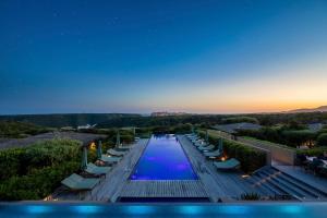 Bazén v ubytování Hôtel & Spa Version Maquis Citadelle nebo v jeho okolí