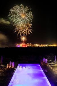 Bazén v ubytování Hôtel & Spa Version Maquis Citadelle nebo v jeho okolí