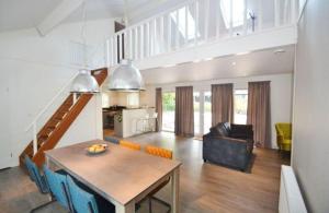 ein Wohnzimmer mit Esstisch und Küche in der Unterkunft Villa 6 persons - Vakantiepark De Thijmse Berg in Rhenen