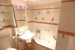 ein Badezimmer mit Badewanne, Waschbecken und Toilette in der Unterkunft Penthouse-Berta in Westerland