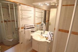 ein Badezimmer mit Waschbecken und Dusche in der Unterkunft Penthouse-Berta in Westerland