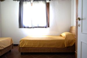 En eller flere senge i et værelse på Villa Corallina