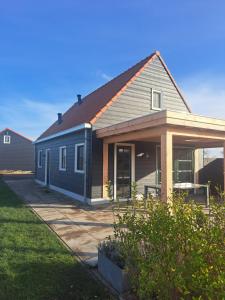 韦斯特卡佩勒Grindweg 4A的一座小房子,在庭院上设有门廊