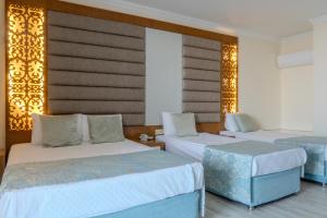 Postel nebo postele na pokoji v ubytování Concordia Celes Beach Hotel