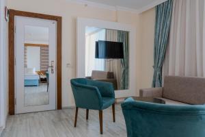TV a/nebo společenská místnost v ubytování Concordia Celes Beach Hotel