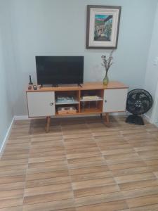 TV a/nebo společenská místnost v ubytování Apartamento 1 quarto próximo ao Aeroporto, e Orla de Camburi + 1 fotografie