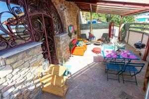 Posezení v ubytování stone cottage with a terrace