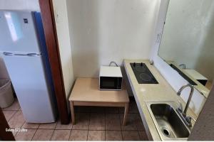 Kuchyň nebo kuchyňský kout v ubytování Gulfway Motel By OYO Near Airport I 37