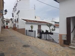 Valle de AbdalagísにあるCasa Rosa 2の白い建物やサボテンの空き路地