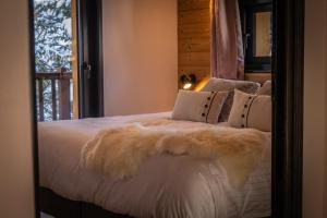 Łóżko lub łóżka w pokoju w obiekcie Chalet du Bois Melay - piscine - proche pistes - 15 personnes