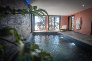 basen w domu z czerwonymi ścianami w obiekcie Chalet du Bois Melay - piscine - proche pistes - 15 personnes w mieście Plagne 1800