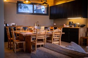 Kuchnia lub aneks kuchenny w obiekcie Chalet du Bois Melay - piscine - proche pistes - 15 personnes