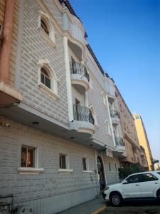 una macchina bianca parcheggiata di fronte a un edificio di ان هاوس ون a Al Khobar