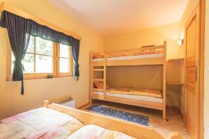 Katil atau katil-katil dalam bilik di Authentic Pohorje house with riverside outdoor sauna