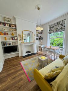 Χώρος καθιστικού στο Exceptionally Large Newly-Refurbished 1-Bed Flat in Hither Green