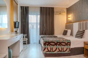 Postel nebo postele na pokoji v ubytování Concordia Celes Beach Hotel