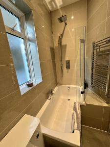 Ένα μπάνιο στο Exceptionally Large Newly-Refurbished 1-Bed Flat in Hither Green