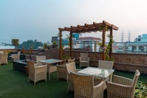 Imagen de la galería de Hotel Platinum Palace Near Medanta Hospital Sector38, en Gurgaon 57 fotos más