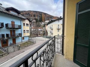 Un balcón con vista a una ciudad en White Nest Apartment, en Ponte di Legno 13 fotos más