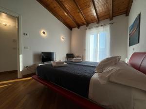 Телевизор и/или развлекательный центр в Anfite Apartments Villa Sicilia