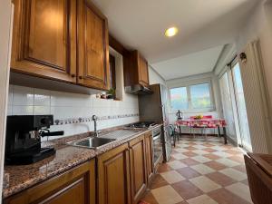 Кухня или мини-кухня в Anfite Apartments Villa Sicilia
