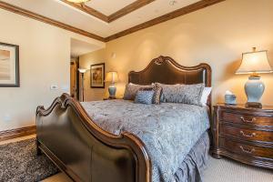 Cama o camas de una habitación en Arrabelle 568 by Exclusive Vail Rentals