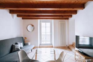 アオスタにあるAosta Holiday Apartments - Mailletのソファとテレビのあるリビングルーム