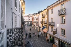 アオスタにあるAosta Holiday Apartments - Mailletの通りを歩く人々