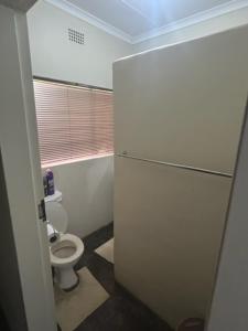 AlldaysにあるKremetart Villaのバスルーム(トイレ付)、冷蔵庫が備わります。 +37枚の写真