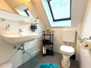 un baño con lavabo e inodoro en Adagio-Linz Pöstlingberg, en Linz 45 fotos más