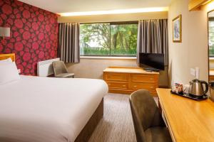 Letto o letti in una camera di Mercure Livingston Hotel