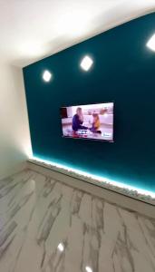TV a/nebo společenská místnost v ubytování Jacuzzi Suite King