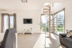ein Wohnzimmer mit einer Wendeltreppe in der Mitte in der Unterkunft Villa Persea in Santa Venerina