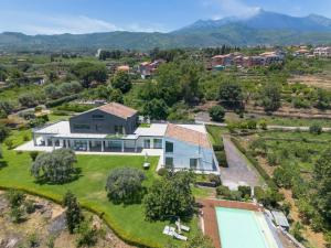 eine Luftaufnahme eines Hauses mit Swimmingpool in der Unterkunft Villa Persea in Santa Venerina