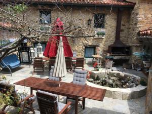 un patio con tavolo, sedie e fontana. di La Villana 40 a Villamoñico