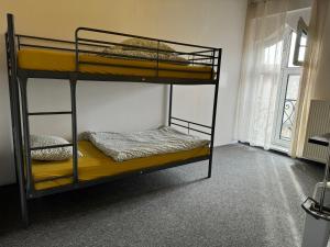Posteľ alebo postele v izbe v ubytovaní Absynt Hostel Wrocław