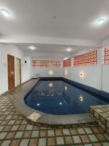 Cette chambre dispose d'une grande piscine. dans l'établissement Paradise Sea Wave Resort, à Pondichéry