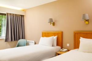 Letto o letti in una camera di Mercure Livingston Hotel
