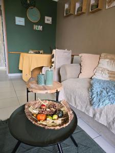 una sala de estar con una bandeja de verduras en una mesa en Perle turquoise, en Saint-Raphaël