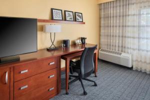Televiisor ja/või meelelahutuskeskus majutusasutuses Courtyard by Marriott Mt. Laurel