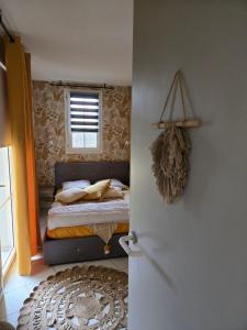 1 dormitorio con 1 cama y una puerta que conduce a una habitación en Perle turquoise, en Saint-Raphaël