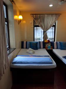 una camera da letto con due letti e due finestre di Germany Hostel Block D a Hong Kong