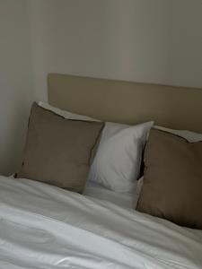 เตียงในห้องที่ Entire apartment near train station with pool & views
